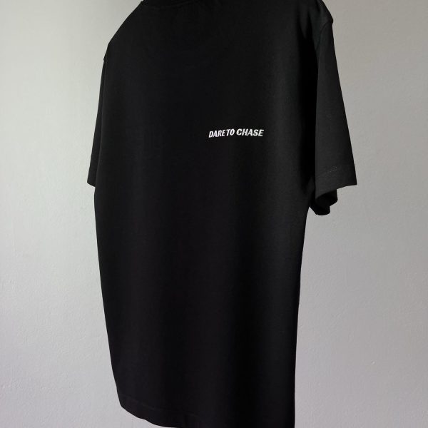 Black Second 1UP t-shirt with embroidered slogan Dare to Chase, perfect for casual motorsports wear