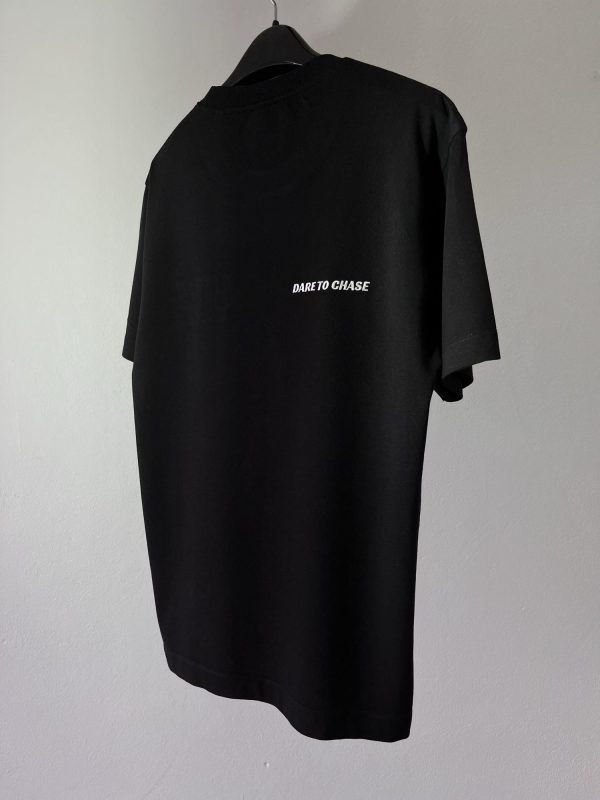 Black Second 1UP t-shirt with embroidered slogan Dare to Chase, perfect for casual motorsports wear