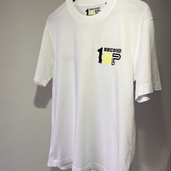 1secondup_onesecondup_clothing_roupa_fashion_hoodie_armouredhoodie_racing__moto_hoodie_sweat_tshirt_white_daretochase_II White Second 1UP motorcycle t-shirt with a clean design and logo, crafted for motorsports fans