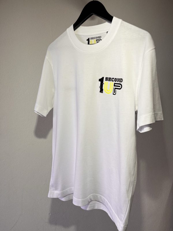 1secondup_onesecondup_clothing_roupa_fashion_hoodie_armouredhoodie_racing__moto_hoodie_sweat_tshirt_white_daretochase_II White Second 1UP motorcycle t-shirt with a clean design and logo, crafted for motorsports fans