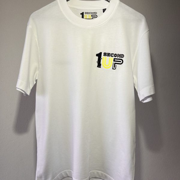 1secondup_onesecondup_clothing_roupa_fashion_hoodie_armouredhoodie_racing__moto_hoodie_sweat_tshirt_white_daretochase_III White Second 1UP motorcycle t-shirt with a clean design and logo, crafted for motorsports fans, front view