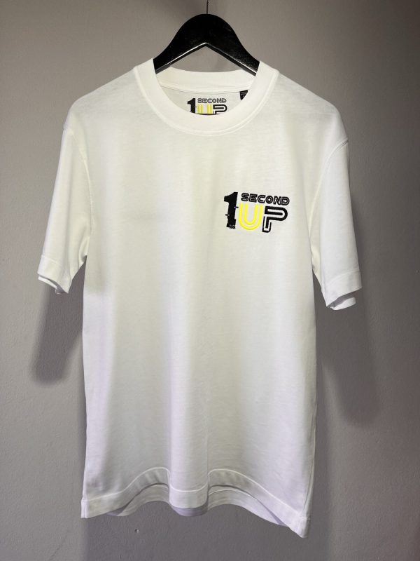 1secondup_onesecondup_clothing_roupa_fashion_hoodie_armouredhoodie_racing__moto_hoodie_sweat_tshirt_white_daretochase_III White Second 1UP motorcycle t-shirt with a clean design and logo, crafted for motorsports fans, front view