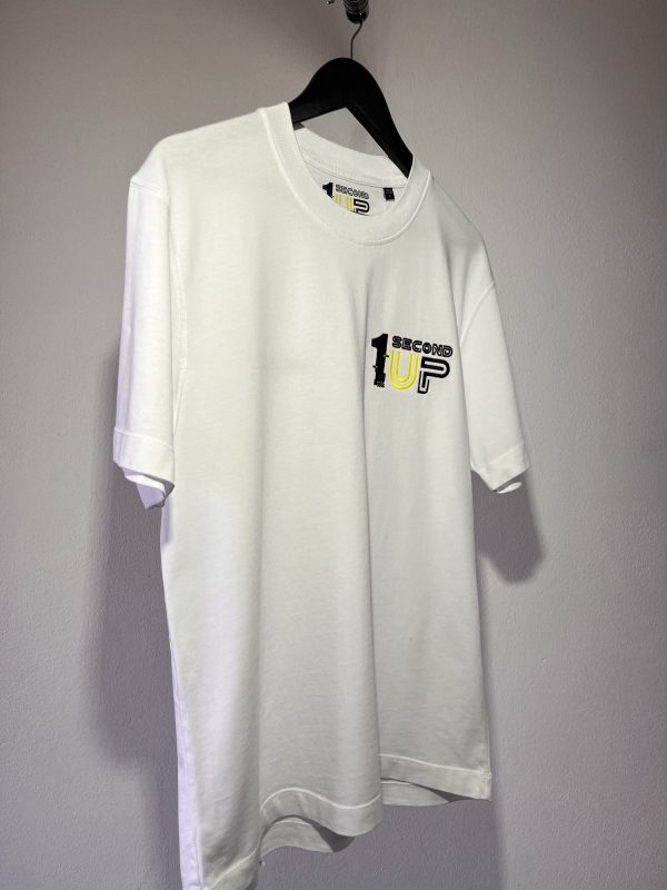 1secondup_onesecondup_clothing_roupa_fashion_hoodie_armouredhoodie_racing__moto_hoodie_sweat_tshirt_white_daretochase_IV White Second 1UP motorcycle t-shirt with a clean design and logo, crafted for motorsports fans, side view