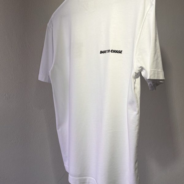 1secondup_onesecondup_clothing_roupa_fashion_hoodie_armouredhoodie_racing__moto_hoodie_sweat_tshirt_white_daretochase_VII White Second 1UP t-shirt with embroidered slogan Dare to Chase, perfect for casual motorsports wear