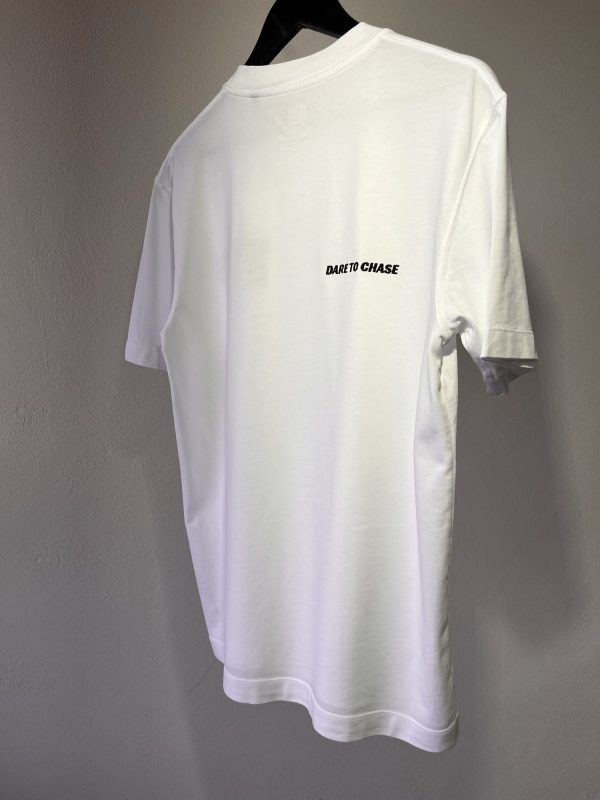 1secondup_onesecondup_clothing_roupa_fashion_hoodie_armouredhoodie_racing__moto_hoodie_sweat_tshirt_white_daretochase_VII White Second 1UP t-shirt with embroidered slogan Dare to Chase, perfect for casual motorsports wear